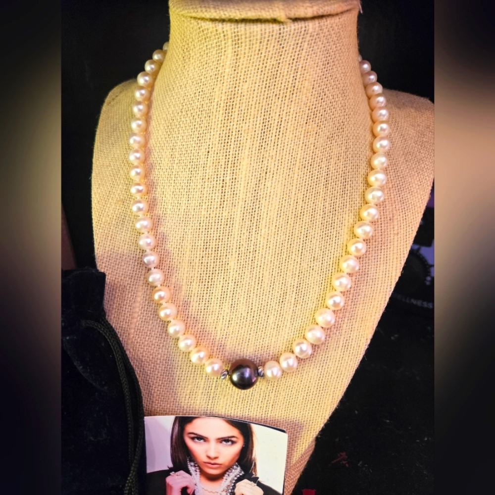 Pearl Necklace - Picture 4 of 7
